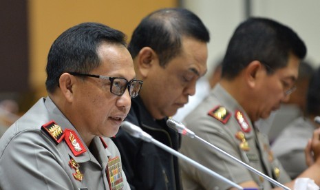 Kapolri Jendral Pol Tito Karnavian (kiri) didampingi Wakapolri Komjen Pol Syafruddin (tengah) dan Kabaharkam Polri Komjen Pol Putut Eko Bayuseno mengikuti rapat dengar pendapat umum (RDPU) dengan Komisi III DPR di Kompleks Parlemen, Senayan, Jakarta, Rabu (12/10).