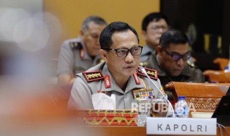 Kapolri Jendral Pol Tito Karnavian mengikuti rapat dengar pendapat umum (RDPU) dengan Komisi III DPR di Kompleks Parlemen, Senayan, Jakarta, Kamis (12/10). 