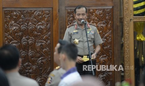 Kapolri Jendral Polisi Badrodin Haiti memberikan paparan sebelum menyerahkan santunan kepada ahli waris korban bom Thamrin di Mabes Polri, Jumat (22/1). 