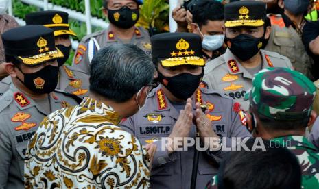 Kapolri Jendral Polisi Listyo Sigit Prabowo (tengah) berbincang dengan Gubernur Sulsel Nurdin Abdullah (kedua kiri) disaksikan Kadiv humas Polri Irjen Pol Argo Yuwono (kanan) dan Kapolda Sulsel Irjen Pol Merdisyam (kiri) saat berkunjung di Makassar, Sulawesi Selatan, Kamis (11/2/2021). Dalam kunjungan tersebut Kapolri meninjau kampung tangguh nusantara yang merupakan kampung edukasi kesadaran masyarakat dalam pencegahan dan penanganan COVID-19 di Makassar. 