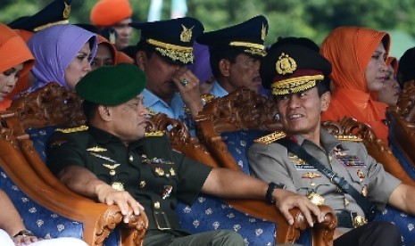 Kapolri Jendral Sutarman (kanan), berbincang dengan KSAD Jenderal Gatot Nuryanto di Lanud Halim Perdanakusuma, Kamis (15/1). 