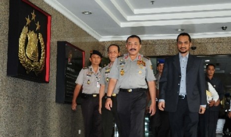     Kapolri Jendral Timur Pradopo (tengah) dan Ketua KPK Abraham Samad (kanan) berjalan usai melakukan pertemuan tertutup di Mabes Polri, Jakarta, Selasa (31/7).