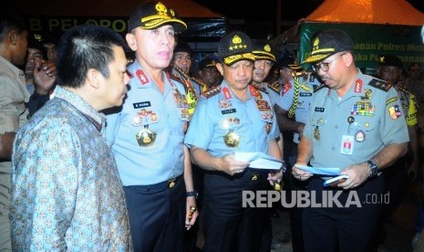  Kapolri Jendral Tito Karnavian (kedua kanan) meninjau lokasi terjadinya ledakan bom di Terminal Kampung Melayu, Jakarta, Jumat (26/5). 