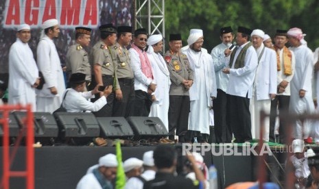  Kapolri Jendral Tito Karnavian mengikuti aksi damai di kawasan Monas, Jakarta, Jumat (2/12).