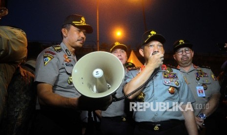 Kapolri Jendral Tito Karnavianmemberikan keterangan kepada wartawan seusai meninjau lokasi terjadinya ledakan bom di Terminal Kampung Melayu, Jakarta, Jumat (26/5).