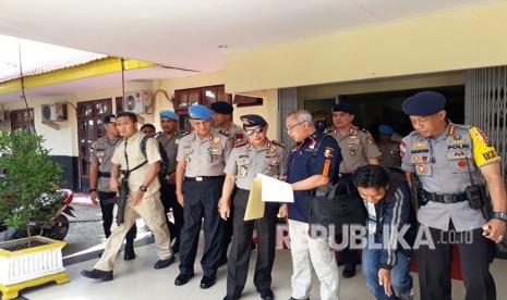 Kapolri memberikan kenaikan pangkat terhadap dua anggota Polri yang menjadi korban sabetan samurai oleh terduga teroris di Mapolda Riau. 