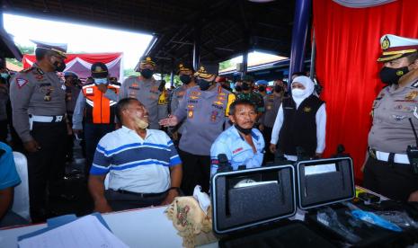 Kapolri meninjau pelaksanaan mudik di Terminal Purabaya, Surabaya, Rabu (27/4/2022).