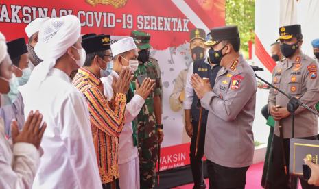 Kapolri menyebut keikutsertaaan ulama dan kiai divaksin Covid sebagai penyemangat.