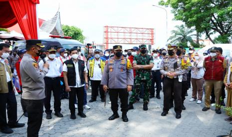 Kapolri saat mengecek langsung kesiapan pengamanan mudik Lebaran di Pos Terpadu Rest Area KM 57 Tol Jakarta-Cikampek (Japek), bersama Menteri Koordinator Bidang Pembangunan Manusia dan Kebudayaan (Menko PMK) Muhadjir Effendy, Menteri Perhubungan (Menhub) Budi Karya Sumadi, serta Menteri Pekerjaan Umum dan Perumahan Rakyat (PUPR) Basuki Hadimuljono, Selasa (26/4/2022).