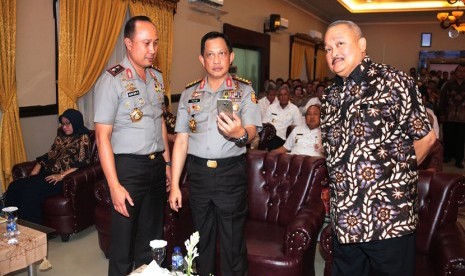 Kapolri (tengah) memegang handphone pada peluncuran aplikasi Polisi Wong Kito.