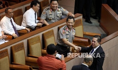 Kapolri terpilih Komjen (Pol) Tito Karnavian (kedua kanan) jelang mengikuti sidang paripurna dengan agenda pengesahan dirinya sebagai calon Kapolri di Kompleks Parlemen, Senayan, Jakarta, Senin (27/6).