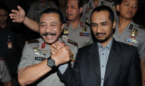 Kapolri Timur Pradopo (kiri), Ketua KPK Abraham Samad (kanan) salam komando usai melakukan pertemuan tertutup di Mabes Polri, Jakarta