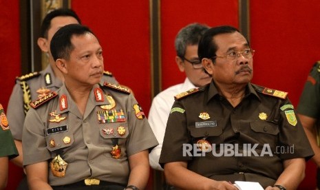 Kapolri Tito Karnavian bersama Jaksa Agung Prasetyo mengikuti evaluasi kinerja Polri dan Kejaksaan oleh Presiden Joko Widodo di Istana Negara, Jakarta, Selasa (19/7).  (Republika/Wihdan)