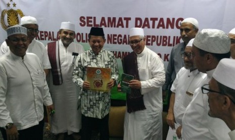 Kapolri Tito Karnavian bersama Ketua Umum Rabithah Alawiyah, Habib Zen Bin Smith dalam acara silaturahim Kapolri ke kantor DPP Rabithah Alawiyah di Jakarta, Jumat (16/2)