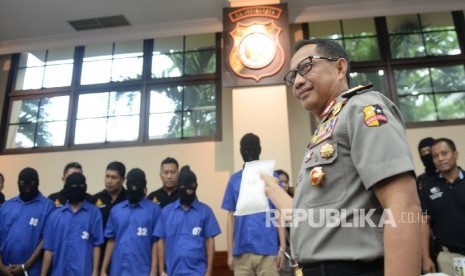  Kapolri Tito Karnavian menunjukan barang bukti sabu-sabu saat ekspos tersangka dan barang bukti narkoba di Mabes Polri, Jakarta, Rabu (24/8). (Republika/ Wihdan)