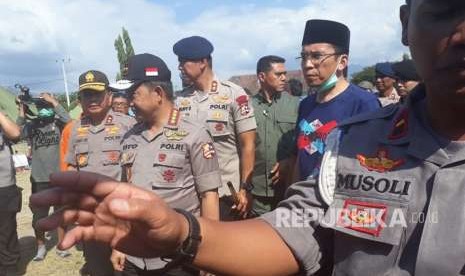 Kapolri Tito Karnavian, Panglima TNI Hadi Tjahjanto, Gubernur NTB Zainul Majdi meninjau posko utama di Tanjung, Lombok Utara, NTB, Rabu (8/8).