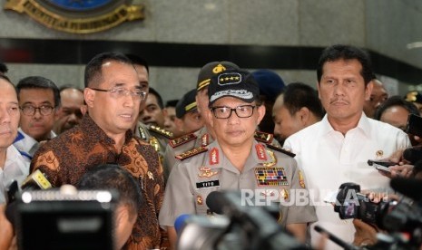 Kapolri Tito Karnavian (tengah) bersama, Menhub Budi Karya Sumadi (kiri), dan Menpan RB Asman Abnur menggelar konferensi pers OTT di Kemenhub, Selasa (11/10). Pada OTT pejabat Kemenhub ini diduga terkait pengurusan perizinan di Ditjen Perhubungan Laut. Uan