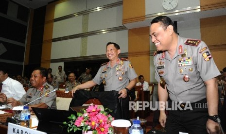 Kapolri Tito Karnavian (tengah), Irwasum Dwi Priyatno dan Kepala Lembaga Pendidikan Polri Syafruddin (dari kiri) hadir saat rapat kerja dengan Komisi III di Kompleks Parlemen Senayan, Jakarta, Senin (5/9).  (Republika/ Tahta Aidilla)