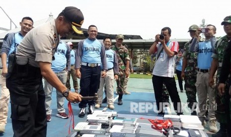 Kapolsek Baleendah, Kompol Priyono memusnahkan ponsel milik warga binaan Lapas Jelekong dengan menggunakan palu, Jumat (1/3).