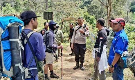 Kapolsek Bandungan, Iptu Jarot Drihandoko, memberikan sosialisasi pencegahan karhutla kepada sejumlah pendaki Gunung Ungaran saat menggelar patroli hutan di kawasan Sidomukti, Kecamatan Bandungan, Kabupaten Semarang.