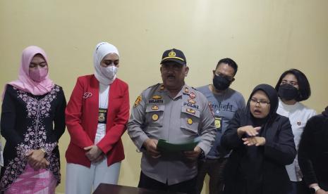 Kapolsek Cikajang, Iptu Sularto, melakukan konferensi pers terkait kasus kekerasan yang terjadi di salah satu SMP yang berada di Kecamatan Cikajang, Kabupaten Garut, Rabu (17/8/2022). 