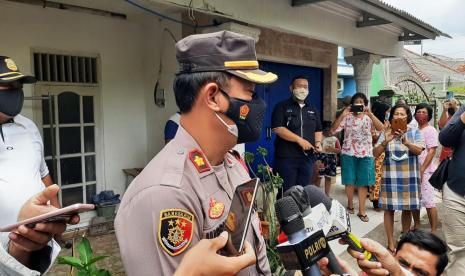 Kapolsek Ciracas, Jupriono, memberikan keterangan kepada awak media usai memberikan bantuan sembako kepada keluarga almarhum ZA, terduga teroris yang menyerang Mabes Polri, di RT 03 RW 10, Kelurahan Kelapa Dua Wetan, Ciracas, Jakarta Timur, Kamis (1/4). 