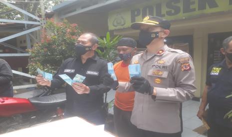 Kapolsek Regol, Kompol Aulia Djabar memperlihatkan barang bukti uang palsu di mapolsek Regol, Selasa (16/2).