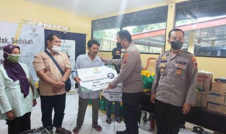 Kapolsek Sidomukti, Kompol Purwanto, menyerahkan bantuan akat produktif kepada penerima manfaat (mustahik) di Mapolsek Sidomukti, Jumat (28/10).