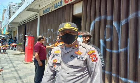 Kapolsek Sumur Bandung, Kompol Deny Rahmanto sedang berada di lokasi rekonstruksi adegan di toko emas di pertokoan Kosambi, Kota Bandung, Rabu (3/11). Terdapat 47 reka adegan dalam rekontruksi tersebut.