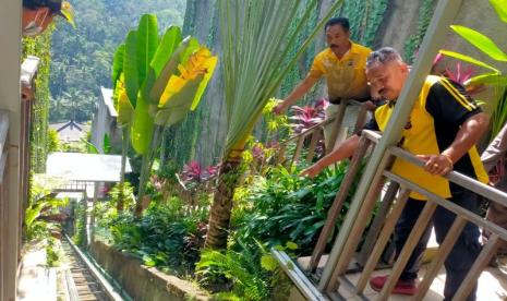 Kapolsek Ubud Kompol I Made Uder (belakang) menunjuk lift tempat lima orang karyawan di Ayu Terra Resort, Banjar Kedewatan Let, Desa Kedewatan, Kecamatan Ubud, Kabupaten Gianyar, Bali, Jumat (1/9/2023). 