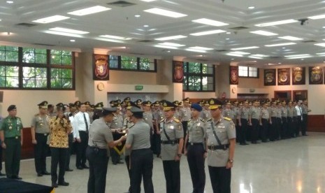 Kapolti Jenderal Tito Karnavian melantik jabatan baru tiga perwira tinggi Polri bintang tiga di Gedung Rupatama Polri, Jakarta, Kamis (16/11).