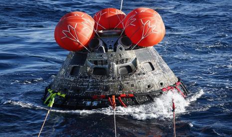  Kapsul Orion NASA menuju U.S.S. Portland (LPD 27) setelah berhasil diamankan oleh tim NASA dan Angkatan Laut AS, di lepas pantai Baja California, Meksiko, Ahad, 11 Desember 2022. Kapsul Orion kembali ke bumi setelah misi 25,5 hari mengorbit bulan dan kembali dalam sebuah operasi pemulihan yang melibatkan Angkatan Laut AS dan NASA.