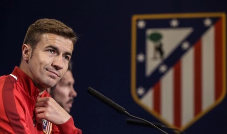 Kapte Atletico Madrid, Gabi Fernandez dalam sebuah konferensi pers di Vicente Calderon, belum lama ini. Gabi memperpanjang kontrak bersama Atletico hingga musim 2017/2018.