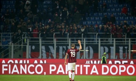 Kapten AC Milan Leonardo Bonucci melambaikan tangan ke para penggemar Rossoneri usai kalah dari Atalanta 0-2 pada lanjutan Liga Italia Serie A di Stadion San Siro, Milan, Italia, Sabtu (23/12). 