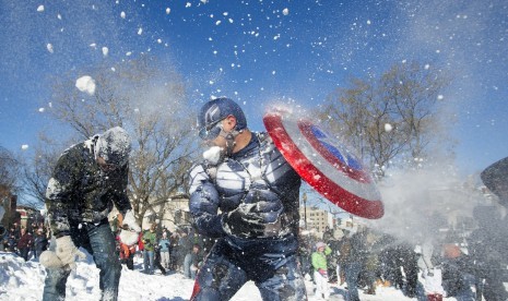 Kapten Amerika tampak sedang bermain bola salju di Dupont Circle, Washington DC, (24/1). Warga AS memilih menghabiskan waktu dengan bermain salju setelah badai salju Jonas melumpuhkan sebagian Amerika.