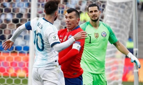 Kapten Argentina Lionel Messi dan pemain Cile Gary Medel saat pertandingan perebutan tempat ketiga Copa America 2019, Ahad (7/7) dini hari WIB.