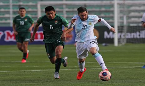 Kapten Argentina Lionel Messi (kanan) saat bertanding melawan Bolivia.