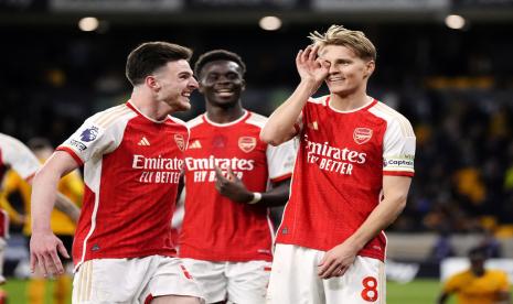 Kapten Arsenal Martin Odegaard (kanan) merayakan gol ke gawang Wolves dalam lanjutan Liga Primer Inggris.