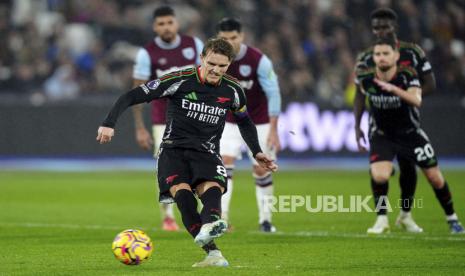 Kapten Arsenal Martin Odegaard menjebol gawang West Ham United dari titik putih dalam pertandingan Liga Primer Inggris di Stadion Olimpiade London. 