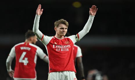 Kapten Arsenal Martin Odegaard merayakan golnya ke gawang Luton Town.