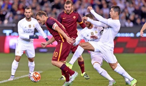 Kapten AS Roma, Francesco Totti (kiri) coba diganjal oleh striker Real Madrid, Cristiano Ronaldo pada laga International Champions Cup di Melbourne, Australia, Juli 2015.