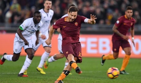 Kapten AS Roma, Francesco Totti mencetak gol kemenangan lewat titik penalti pada laga perempat final Coppa Italia lawan Cesena di Olimpico, Kamis (2/2) dini hari WIB. Pada babak semifinal, Roma akan melawan Lazio.