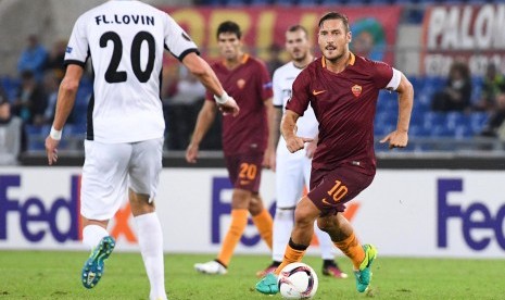 Kapten AS Roma, Francesco Totti menggiring bola pada laga Liga Europa lawan Astra Giurgio, 29 September. Laga di stadion Olimpico Roma itu berakhir kemenangan 4-0 untuk Roma.