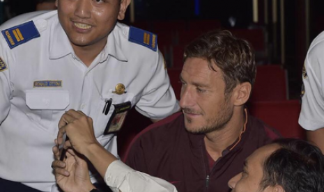 Kapten AS Roma Fransesco Totti diajak selfie penggemarnya