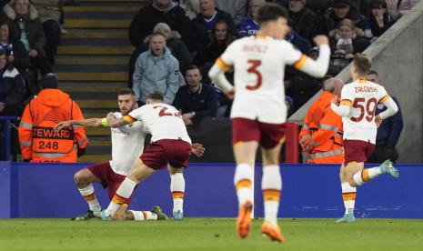 Kapten AS Roma Lorenzo Pellegrini (kiri) merayakan golnya ke gawang Leicester City pada semifinal Liga Konferensi Eropa.