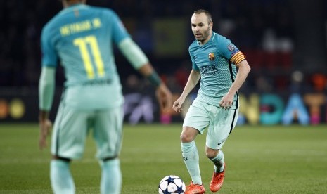 Kapten Barcelona, Andres Iniesta (kanan) pada laga Liga Champions lawan PSG di Parc des Princes, Rabu (15/2) dini hari WIB. Barca kalah telak, 0-4.