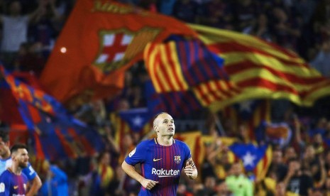 Kapten Barcelona, Andres Iniesta setelah mencetak gol ke gawang Malaga pada laga lanjutan La Liga di Camp Nou, Ahad (22/10) dini hari WIB. Barcelona menang 2-0 pada laga ini.