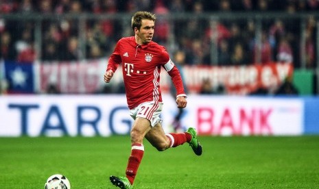 Kapten Bayern Muenchen, Philipp Lahm menggiring bola pada laga semifinal DFB Pokal lawan Borussia Dortmund di Allianz Arena, Kamis (27/4) dini hari WIB. Muenchen kalah pada laga ini.