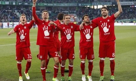 Kapten Bayern Muenchen, Philipp Lahm (tengah) bersama rekannya merayakan gelar Bundesliga 2016/2017 seusai mengalahkan Wolfsburg, Sabtu (29/