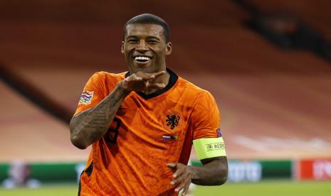 Kapten Belanda Georginio Wijnaldum merayakan gol ke gawang Bosnia-Herzegovina.